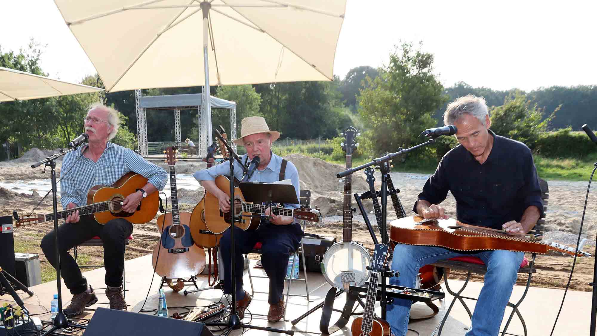 Aus Husum via Hallig Oland übern großen Teich – das &raquo;Dragseth Trio&laquo; bei der Gütsler Weltstadtmusik 2023 im Wapelbad
