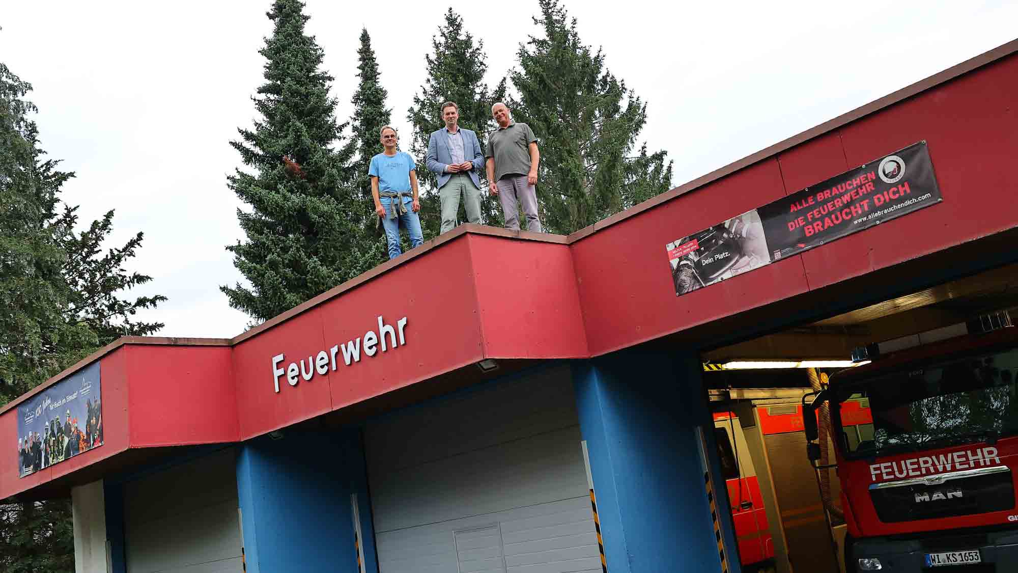 Finanziert aus Energieeinsparungen: Solaranlage bei Freiwilliger Feuerwehr Niederzwehren in Betrieb genommen