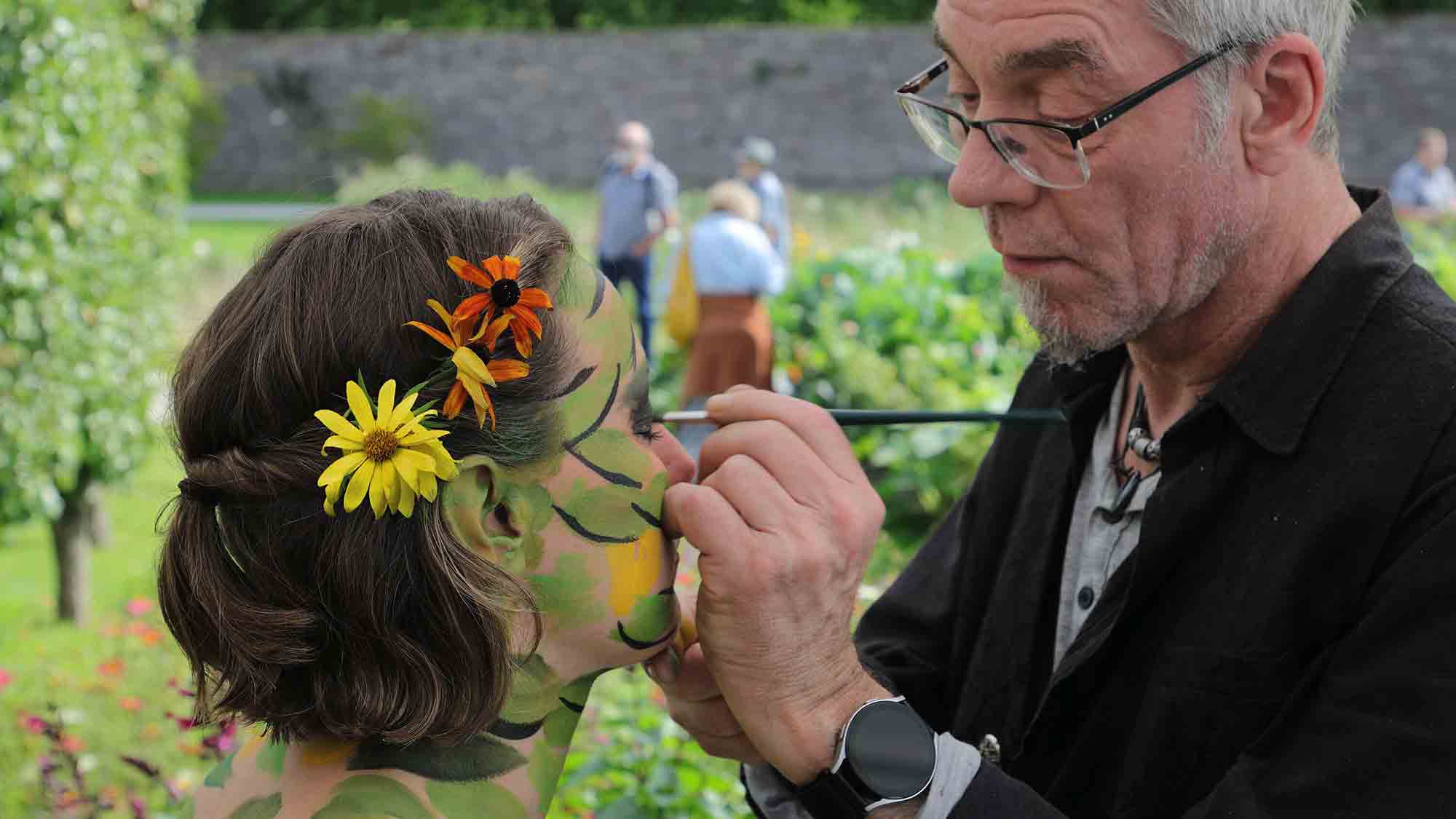 Carolina im Höxteraner Blütenmeer, Bodypainting Event im Gartenschaupark Höxter mit Künstler Jörg Düsterwald aus Hameln Carolina im Höxteraner Blütenmeer, Bodypainting Event im Gartenschaupark Höxter mit Künstler Jörg Düsterwald aus Hameln