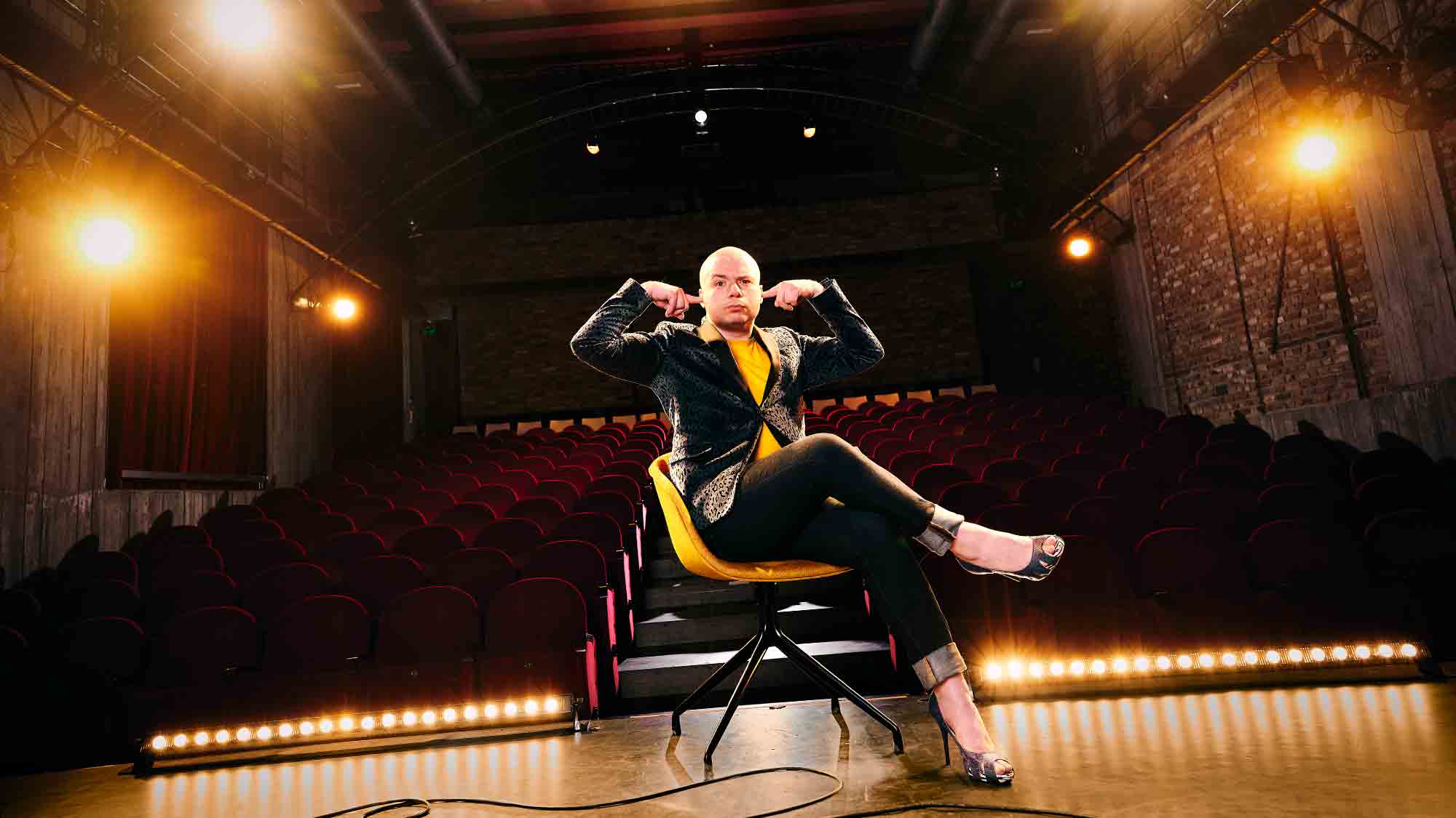 Weberei Gütersloh: Kiez Komedy Klub, Kaff und Kosmos – Deutschlands erster gehörloser Stand up Comedian im Bürgerkiez, 23. September 2023 Weberei Gütersloh: Kiez Komedy Klub, Kaff und Kosmos – Deutschlands erster gehörloser Stand up Comedian im Bürgerkiez, 23. September 2023