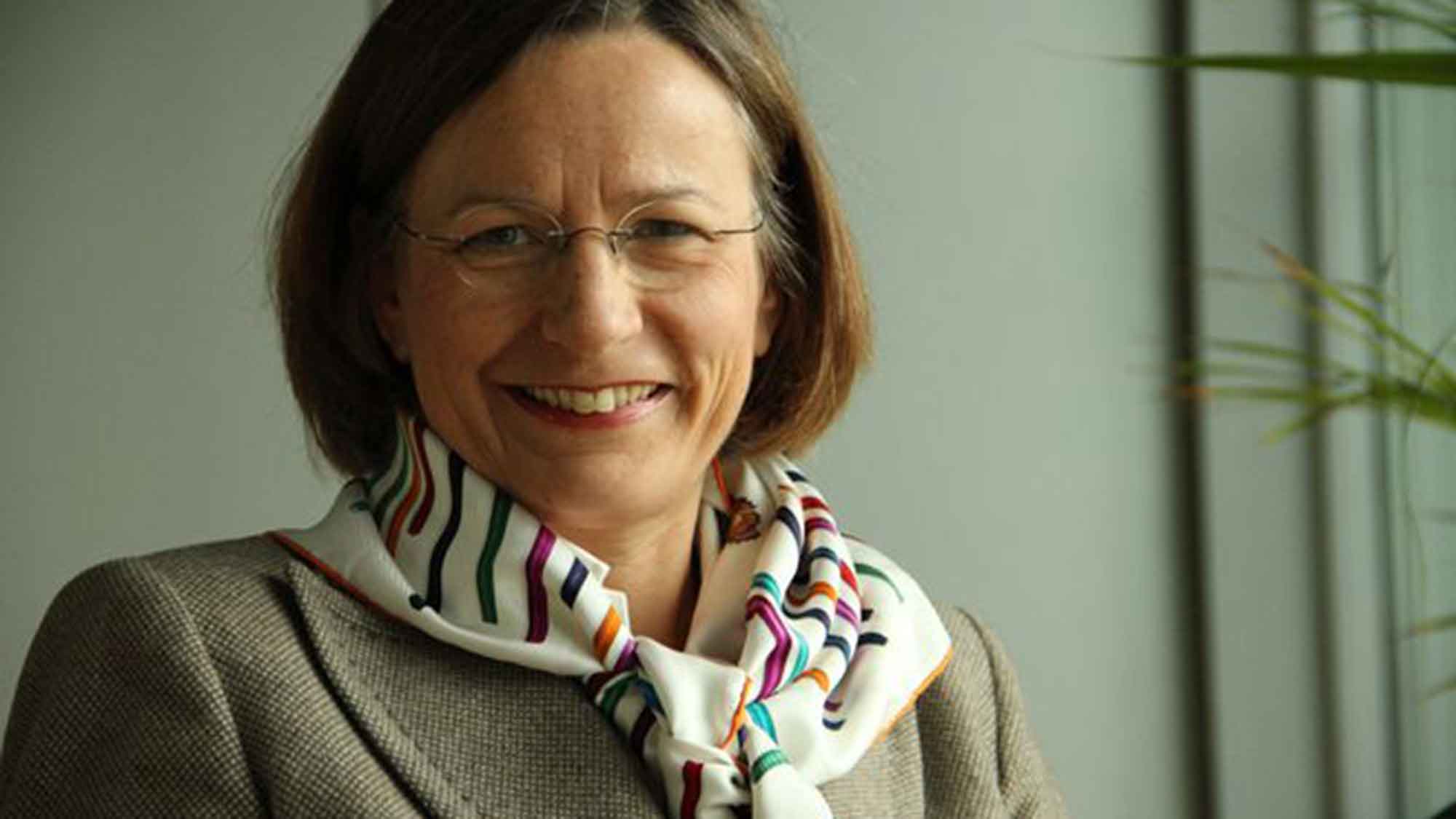 Literaturfavoriten des Jahres, Annemarie Stoltenberg macht in der Detmolder Stadtbibliothek am 15. November 2023 Lust auf den Bücherherbst