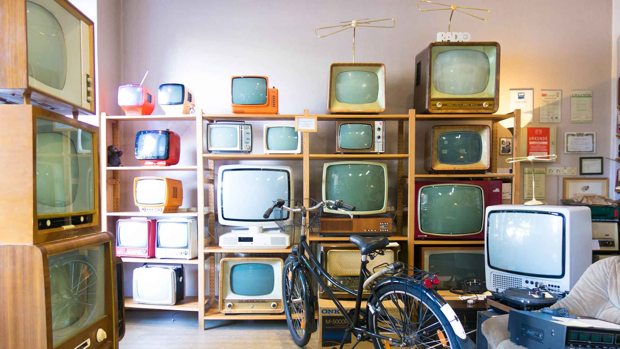 Internationaler Weltfernsehtag am 21. November 2023 – von der Röhre zum Streaming: eine Zeitreise zum Welttag des Fernsehens Internationaler Weltfernsehtag am 21. November 2023 – von der Röhre zum Streaming: eine Zeitreise zum Welttag des Fernsehens