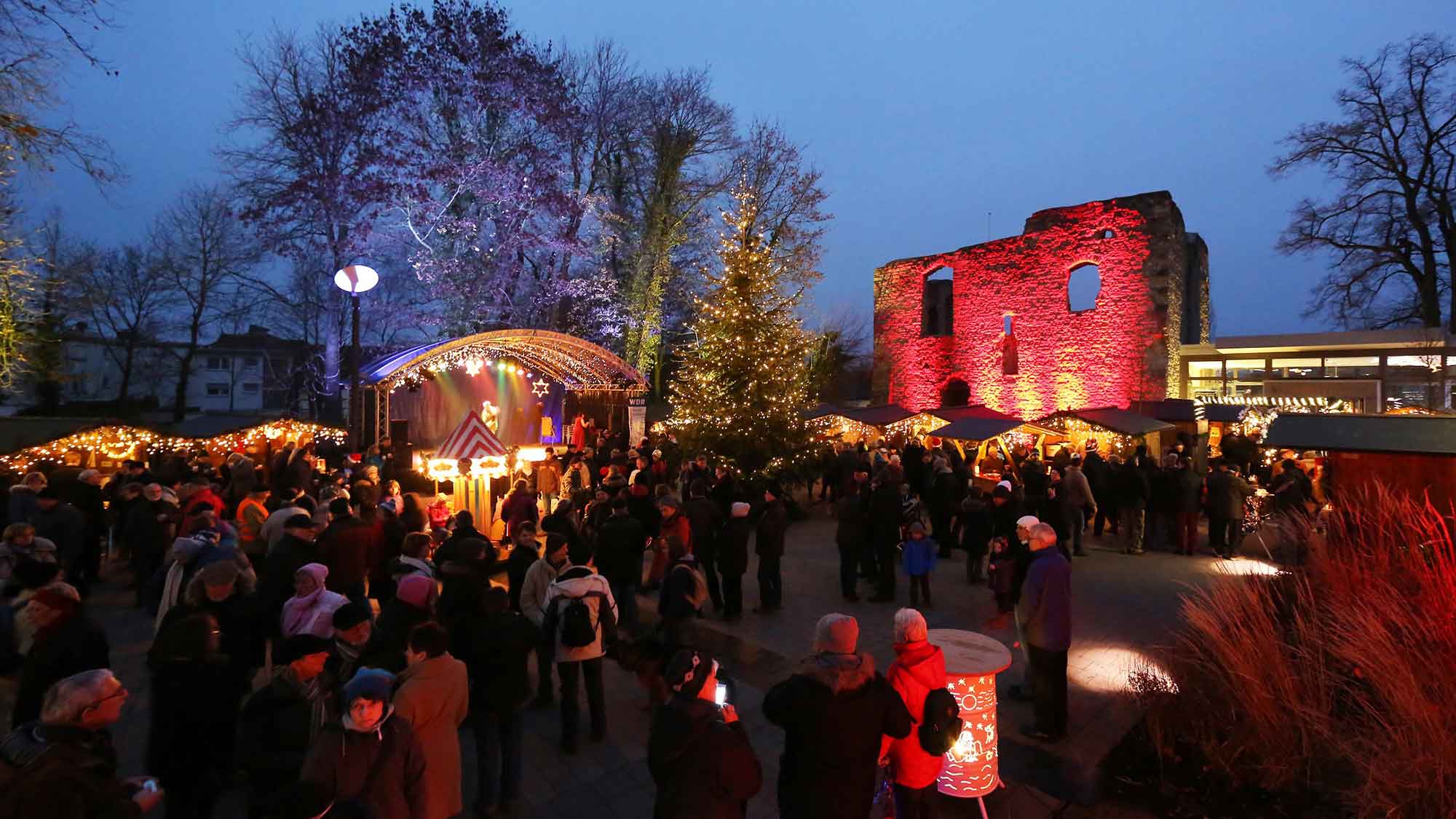 Weihnachtlicher Zauber an der Burg in Bad Lippspringe, familienfreundlicher Weihnachtsmarkt am 2. und 3. Dezember 2023 Weihnachtlicher Zauber an der Burg in Bad Lippspringe, familienfreundlicher Weihnachtsmarkt am 2. und 3. Dezember 2023