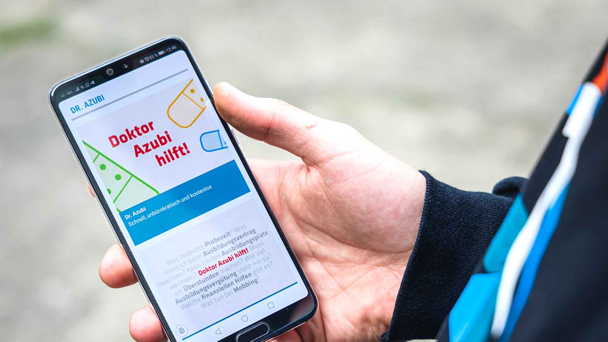Online Beratung hilft Jugendlichen bei Fragen rund um die Ausbildung, &raquo;Dr. Azubi&laquo; gibt Tipps für Jobbeginn im Kreis Gütersloh