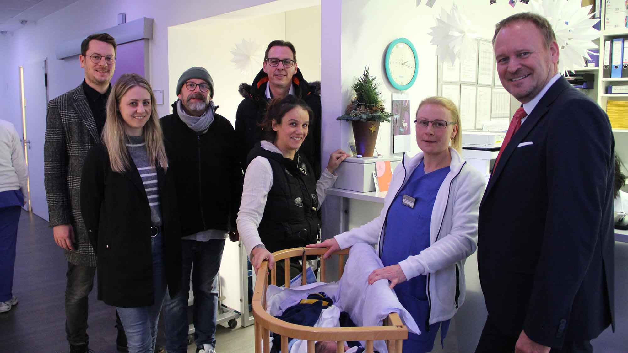 Herford: 122 leuchtende Sterne auf dem Weihnachtsmarkt, &raquo;Herforder Lebenslichter&laquo;, Verlosung für alle Familien am 29. Dezember 2023