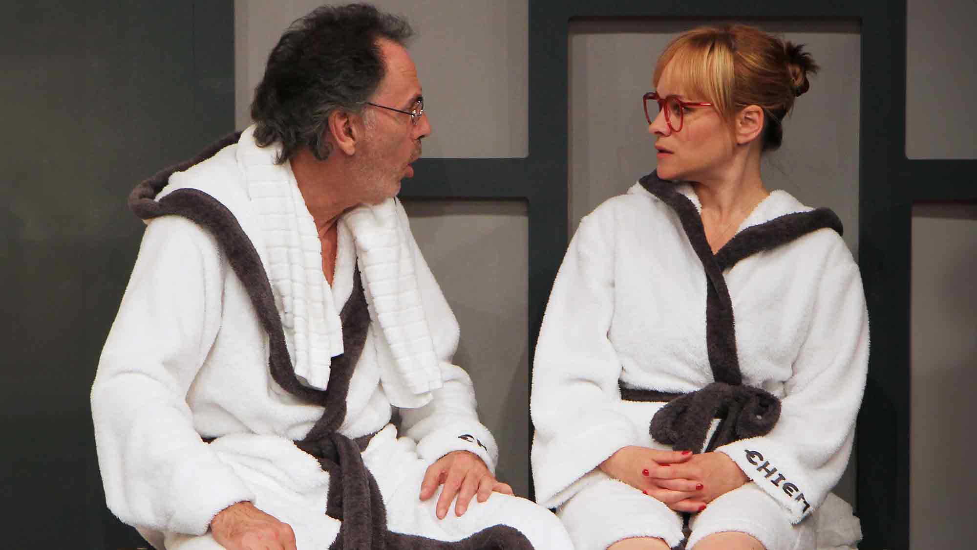 Bad Salzuflen: René Heinersdorffs preisgekrönte Wellnesskomödie &raquo;Aufguss&laquo; am 10. Mai 2024 erstmals in der Konzerthalle