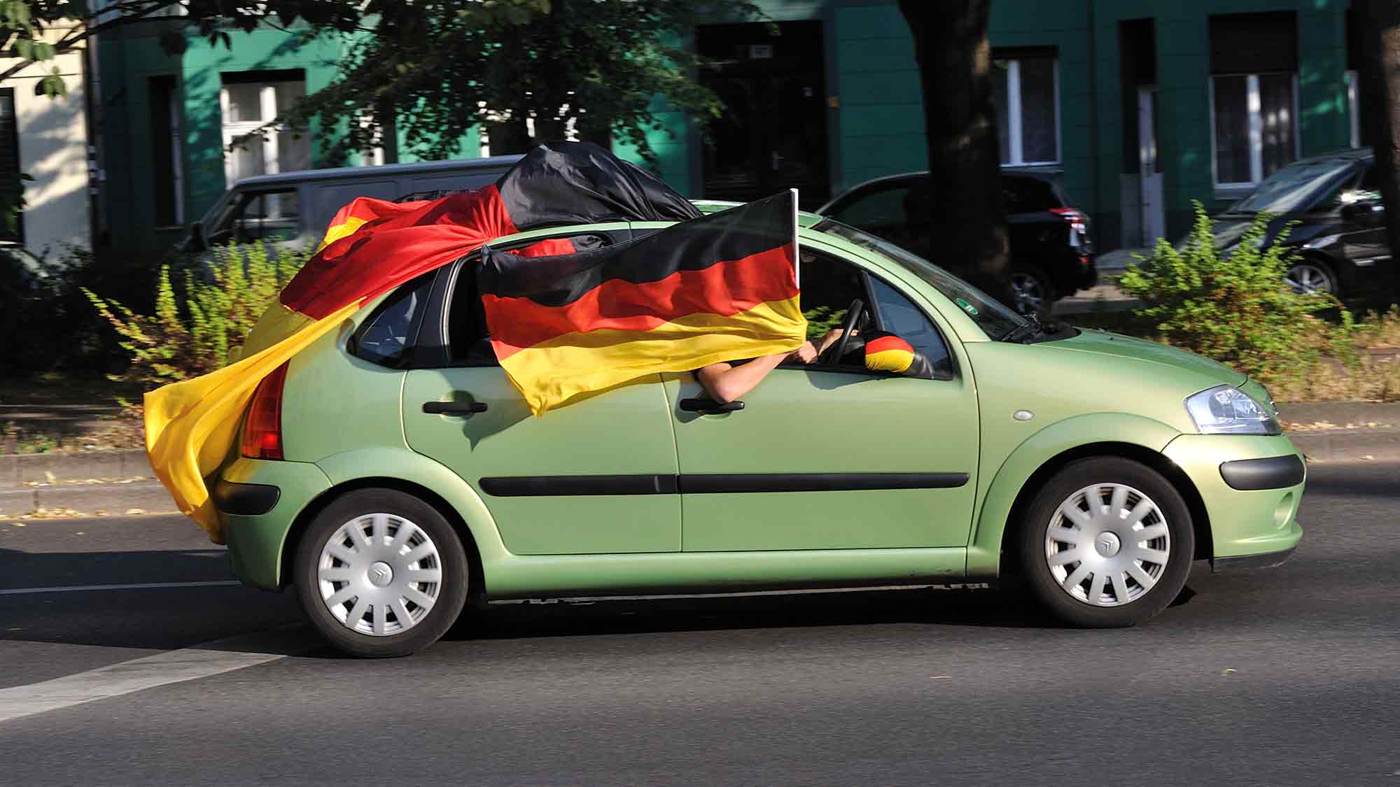 Unterwegs mit wehenden Fahnen: Der ADAC erklärt, worauf Autofahrer bei Fanschmuck und Jubelfahrten achten sollten Unterwegs mit wehenden Fahnen: Der ADAC erklärt, worauf Autofahrer bei Fanschmuck und Jubelfahrten achten sollten
