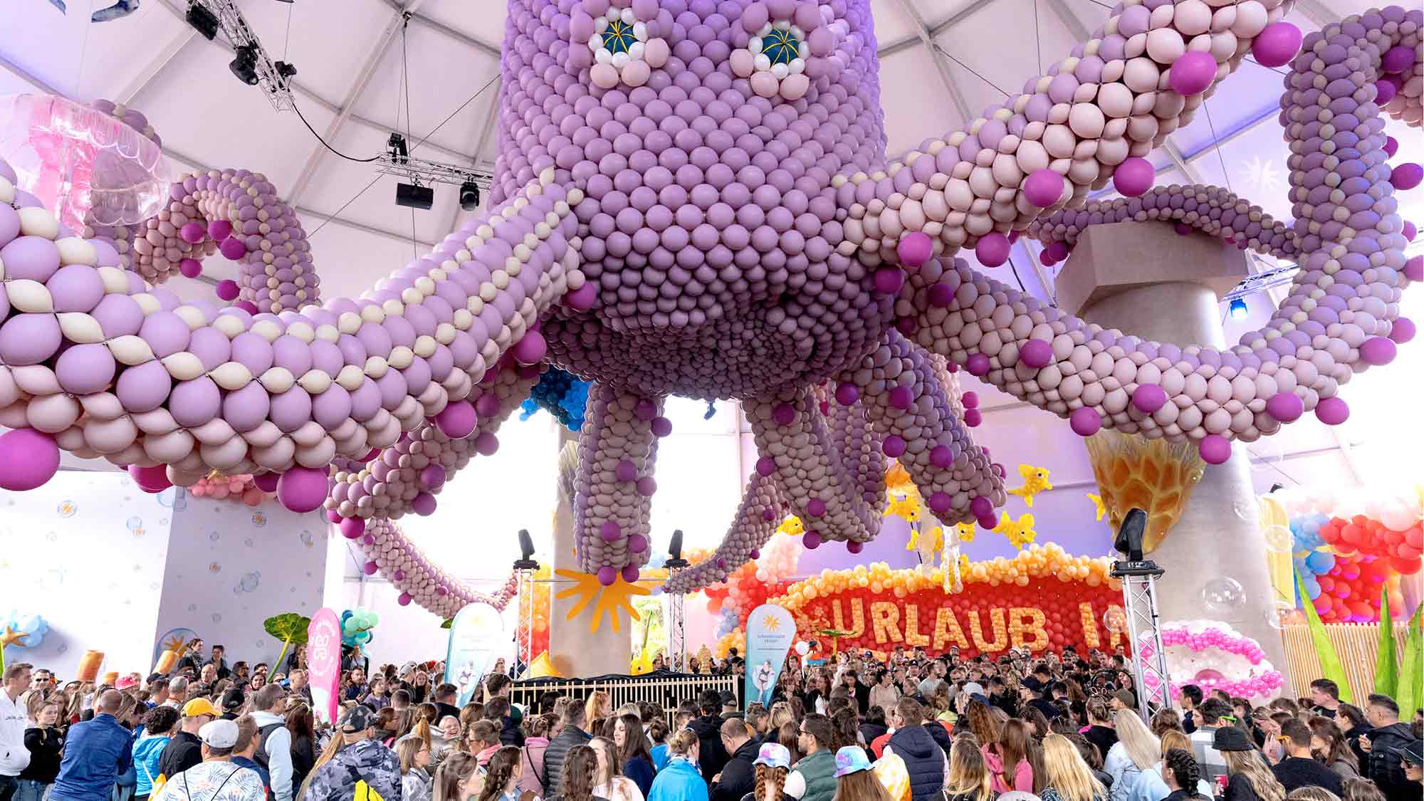 Riesiger Luftballon Oktopus beim Festival »Glücksgefühle 24« – Schauinsland Reisen holt Weltrekord zurück nach Deutschland Riesiger Luftballon Oktopus beim Festival »Glücksgefühle 24« – Schauinsland Reisen holt Weltrekord zurück nach Deutschland