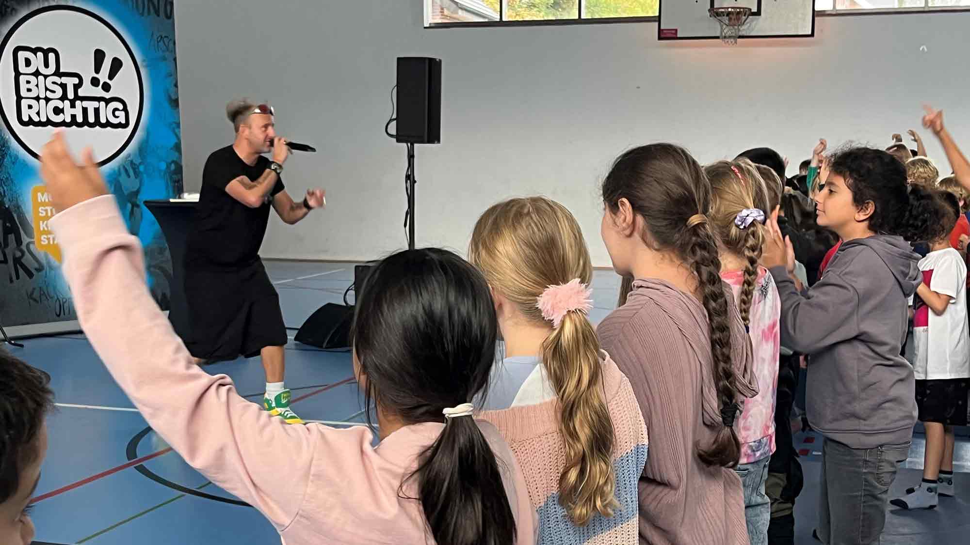 Gütersloh: »Mobbingfrei« für aufmerksame Grundschüler – Kika Star Tom Lehel macht in der Blücherschule klar, wie man »Respektor« wird Gütersloh: »Mobbingfrei« für aufmerksame Grundschüler – Kika Star Tom Lehel macht in der Blücherschule klar, wie man »Respektor« wird