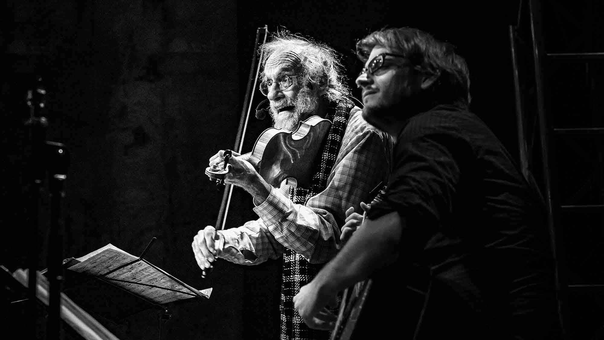 Das Stadtteilzentrum Bürgerwache Bielefeld, &raquo;klein & fein&laquo; Konzert, Klaus der Geiger und Marius Peters, &raquo;Free MozArt&laquo;, 24. Oktober 2024