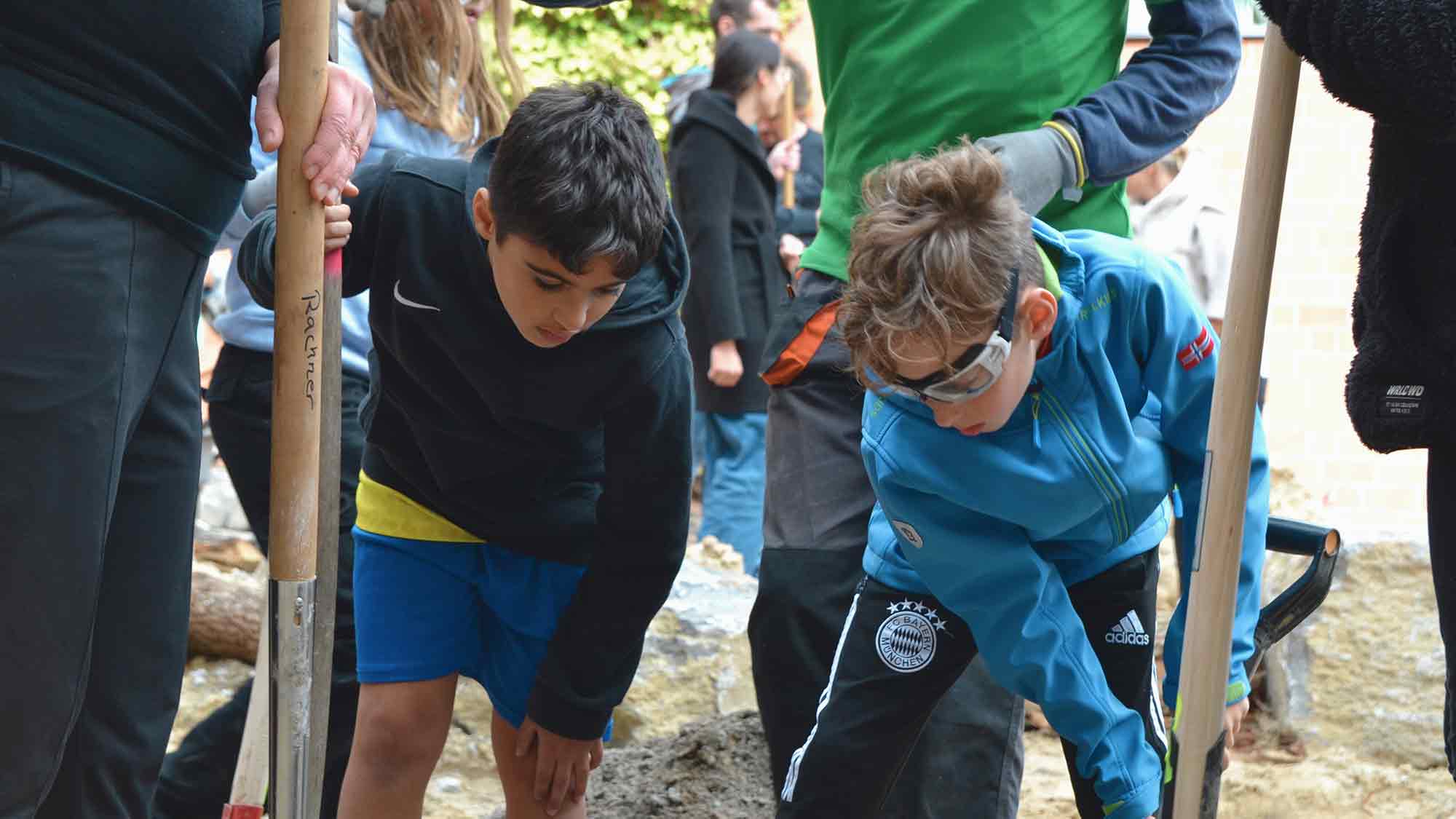 Gemeinsam für einen attraktiveren Schulhof – Gesamtschule Halle erhält Unterstützung für gemeinschaftlichen Baueinsatz Gemeinsam für einen attraktiveren Schulhof – Gesamtschule Halle erhält Unterstützung für gemeinschaftlichen Baueinsatz