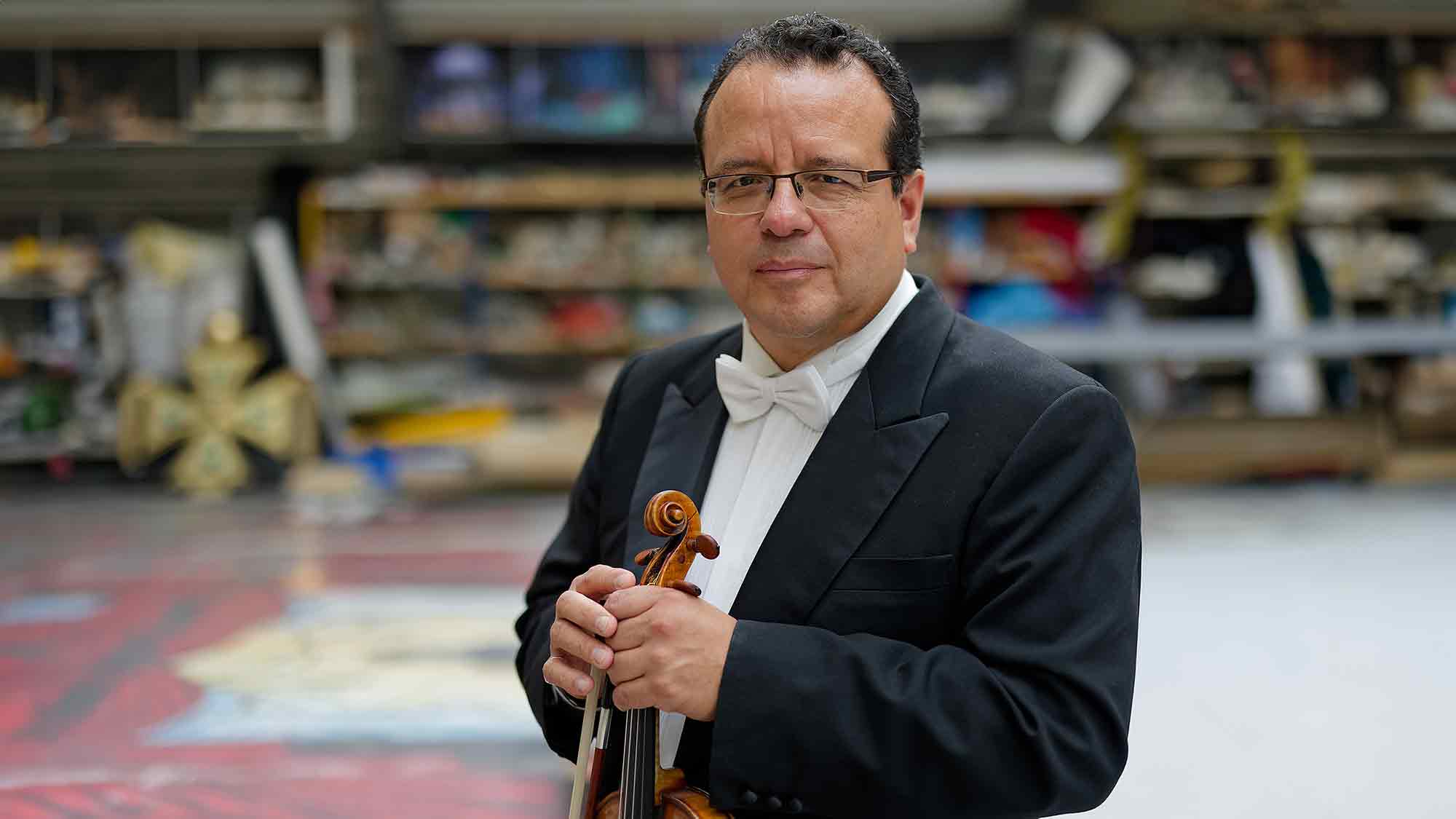Theater Lübeck: Werke von Mozart, Walton und Schostakowitsch unter der Leitung des Ersten Konzertmeisters beim 2. Sinfoniekonzert, 20. und 21. Oktober 2024