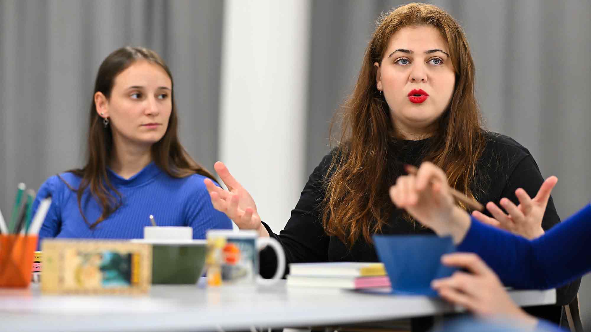 Westfälisches Landestheater (WLT) Castrop Rauxel: Literaturpreisträgerin Lina Atfah liest Lyrik in Schulen und ermuntert zum Schreiben. Premiere am 31. Oktober 2024 Westfälisches Landestheater (WLT) Castrop Rauxel: Literaturpreisträgerin Lina Atfah liest Lyrik in Schulen und ermuntert zum Schreiben. Premiere am 31. Oktober 2024