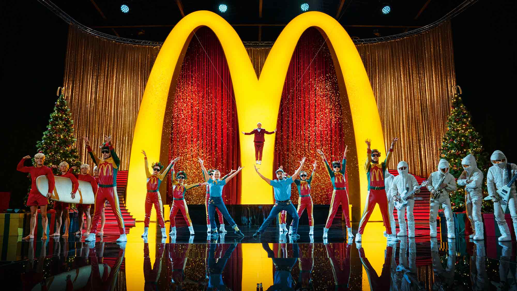 McDonald’s bringt das beliebte Monopoly Gewinnspiel zurück und hebt dieses Jahr mit Jens »Knossi« Knossala einen echten Entertainer auf die Show Bühne McDonald’s bringt das beliebte Monopoly Gewinnspiel zurück und hebt dieses Jahr mit Jens »Knossi« Knossala einen echten Entertainer auf die Show Bühne