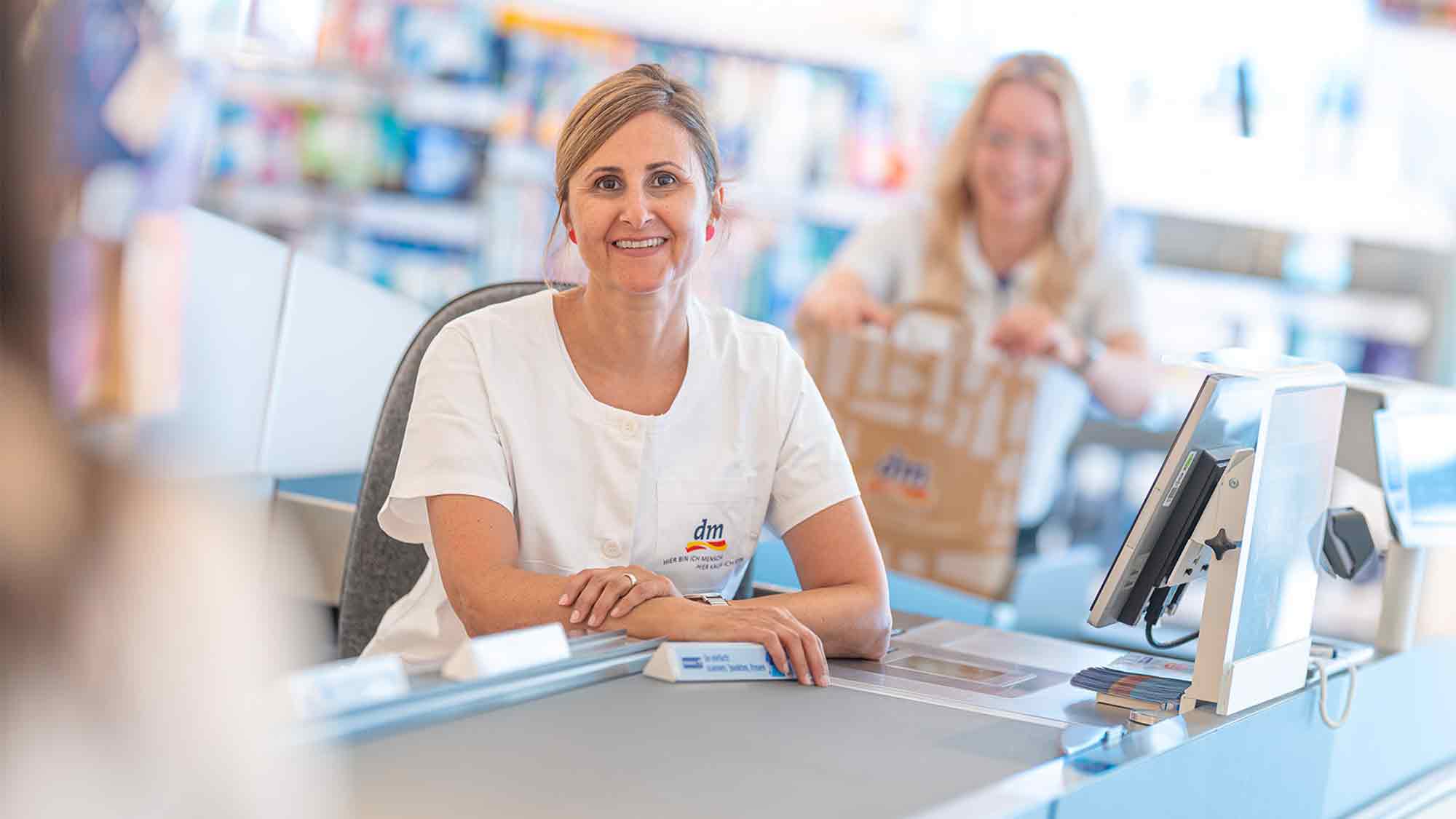 &raquo;dm&laquo; ist fit für die Zukunft: 9.000 neue Mitarbeiter und rund 320 Millionen Euro Investitionen in Deutschland