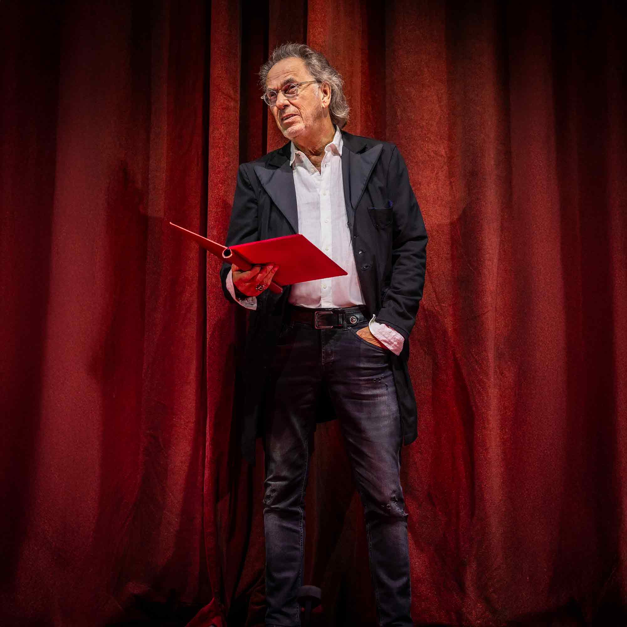 Stadthalle Bielefeld: Lederjacke statt Jogginganzug, Hugo Egon Balder übernimmt von Ilka Bessin die Erzähler Rolle in der »Rocky Horror Show«, 21. und 22. Januar 2025 Stadthalle Bielefeld: Lederjacke statt Jogginganzug, Hugo Egon Balder übernimmt von Ilka Bessin die Erzähler Rolle in der »Rocky Horror Show«, 21. und 22. Januar 2025