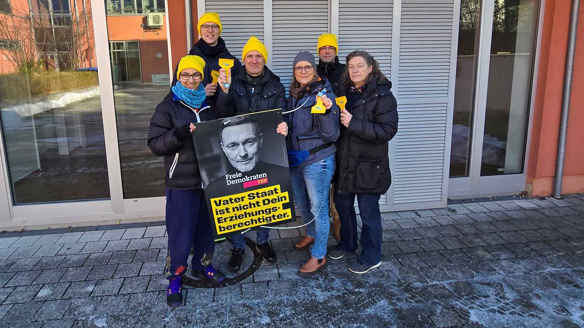 Rückenwind für die Gelbmützen aus Haar, Plakatierevent der FDP Haar sorgte für Aufmerksamkeit Rückenwind für die Gelbmützen aus Haar, Plakatierevent der FDP Haar sorgte für Aufmerksamkeit